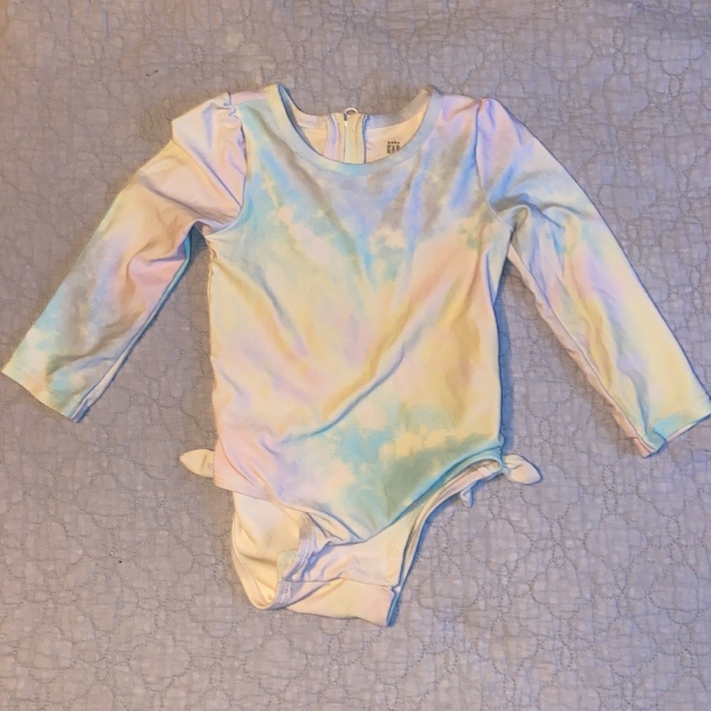 GUC gap rashguard size 12-18mo